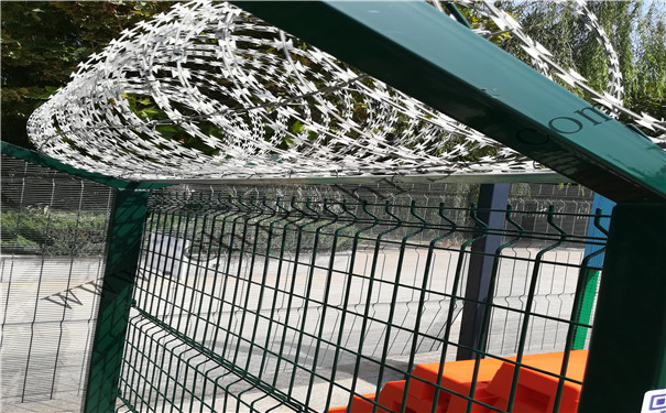 帶刺鐵絲網(wǎng)圍欄 帶刺鐵絲網(wǎng)圍欄