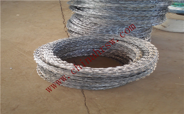 帶刺鐵絲網(wǎng)圍欄 帶刺鐵絲網(wǎng)圍欄